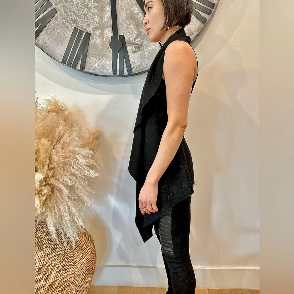 Aakasha black raw edge wool shawl with a twist - XS/S - Picture 3 of 4